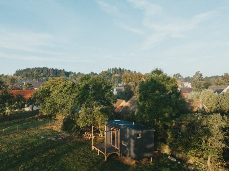 Maringotka v ohradě